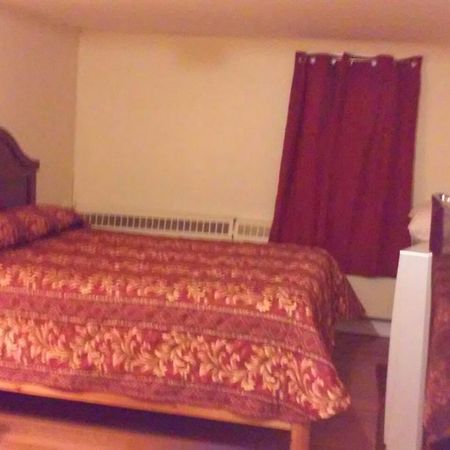 Leisure Motel Уиндзор Екстериор снимка