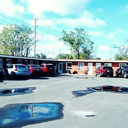 Leisure Motel Уиндзор Екстериор снимка