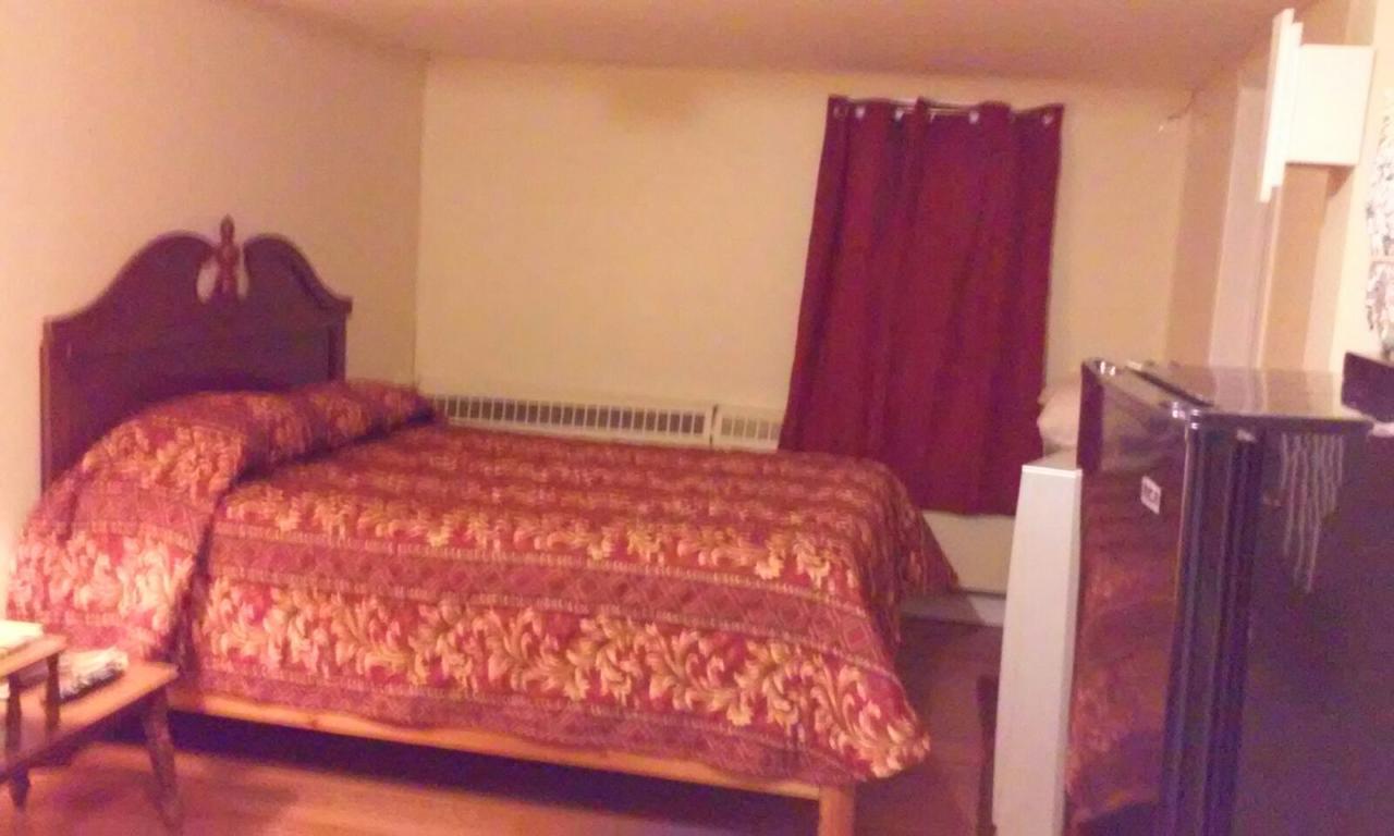 Leisure Motel Уиндзор Екстериор снимка