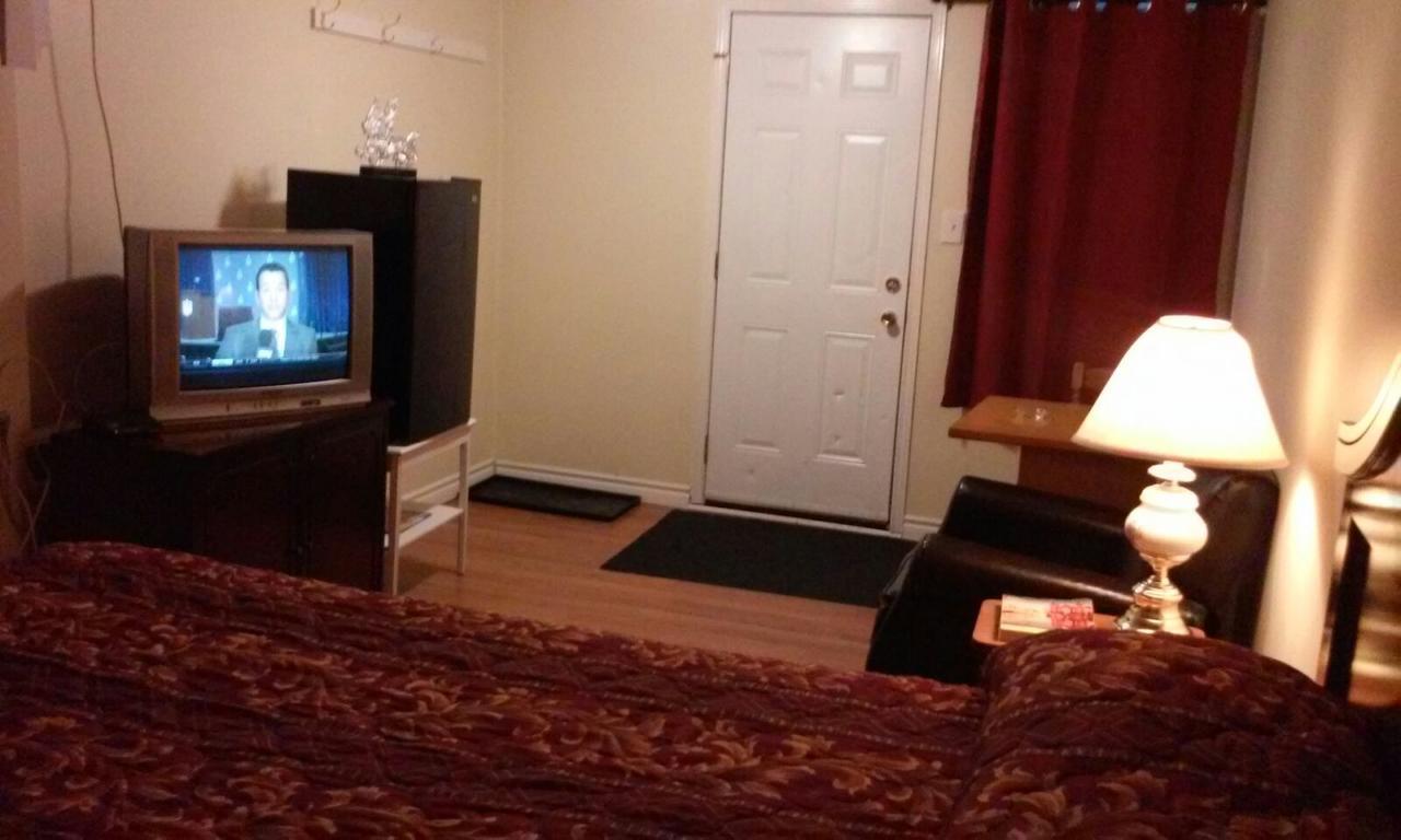 Leisure Motel Уиндзор Екстериор снимка