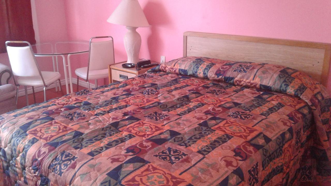 Leisure Motel Уиндзор Екстериор снимка