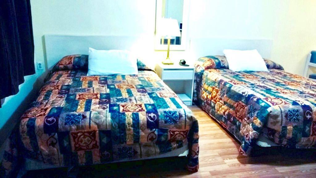 Leisure Motel Уиндзор Екстериор снимка