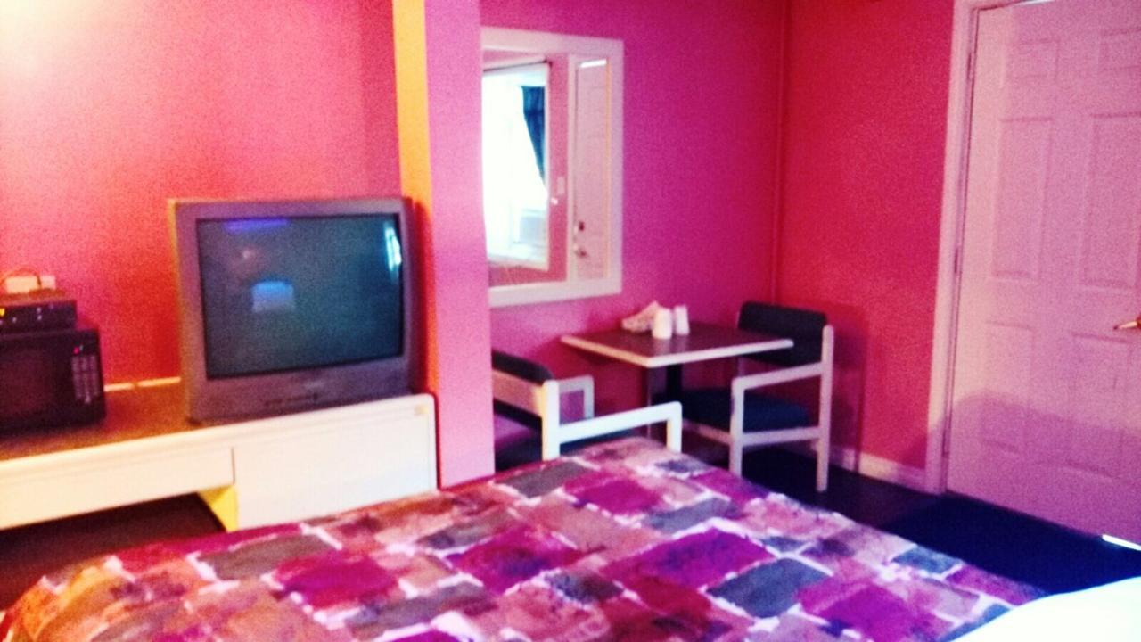 Leisure Motel Уиндзор Екстериор снимка