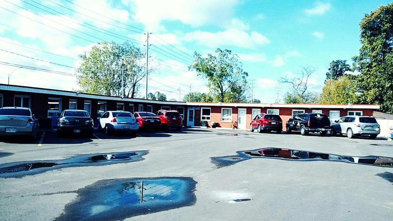 Leisure Motel Уиндзор Екстериор снимка