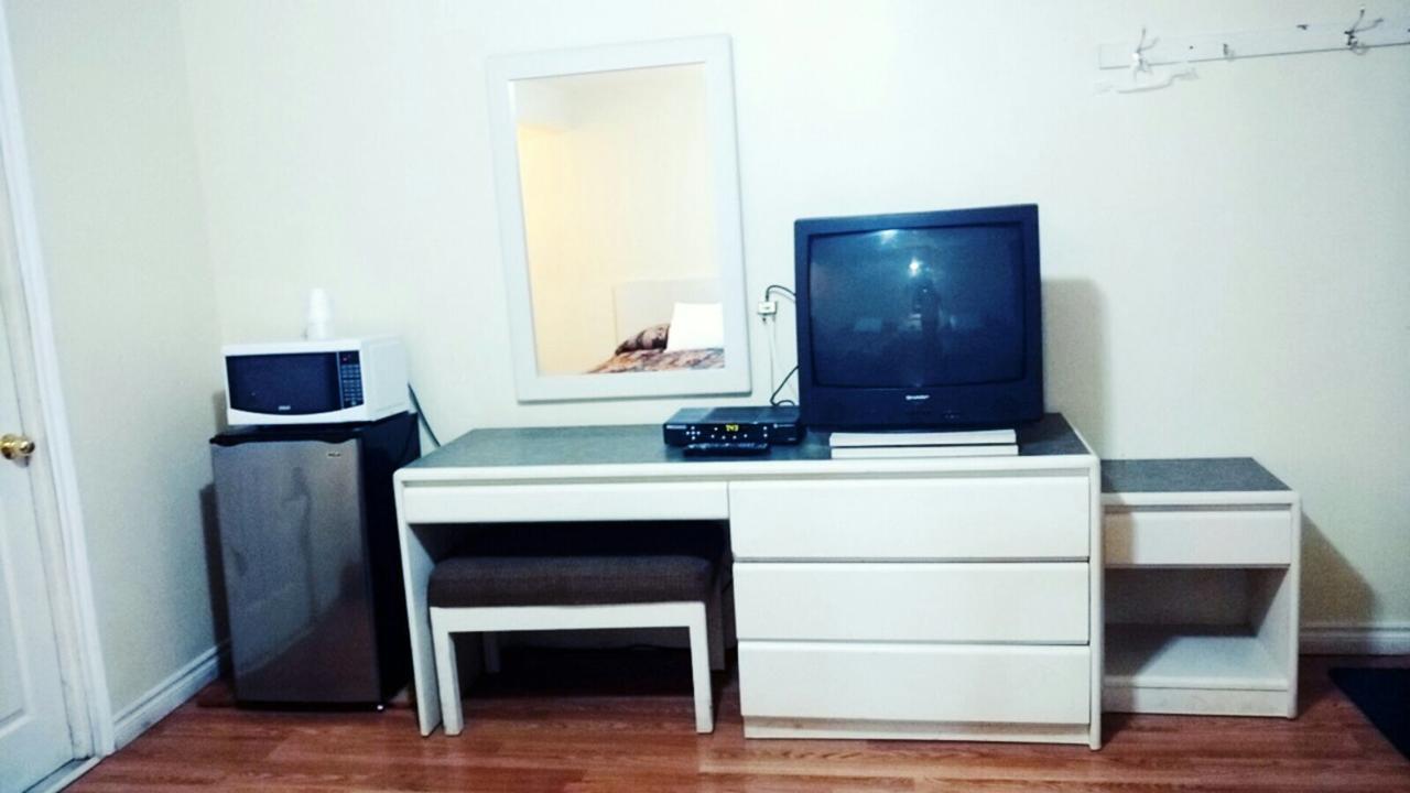 Leisure Motel Уиндзор Екстериор снимка