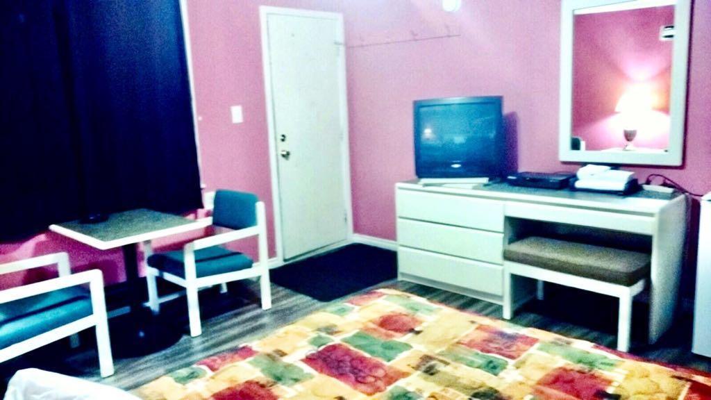Leisure Motel Уиндзор Екстериор снимка