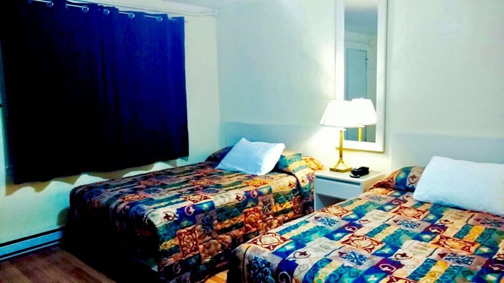 Leisure Motel Уиндзор Екстериор снимка