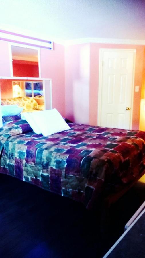 Leisure Motel Уиндзор Екстериор снимка