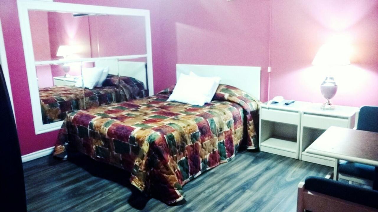 Leisure Motel Уиндзор Екстериор снимка
